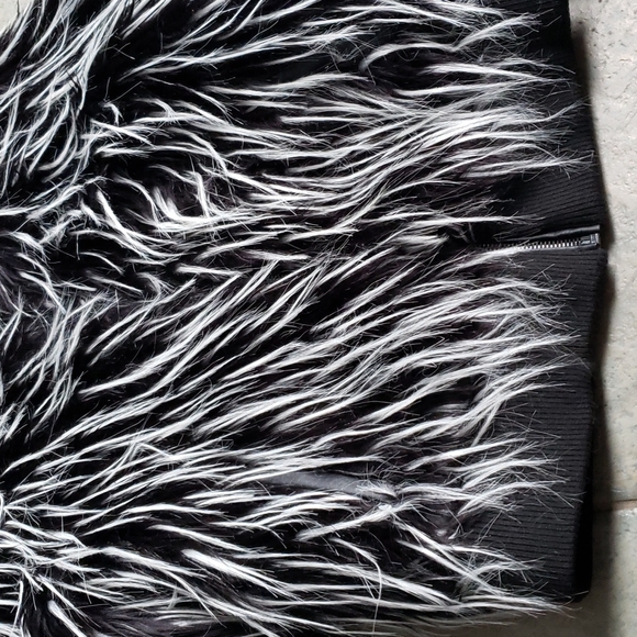 Gorgeous fake fur coat in like new condition - Picture 2 of 5